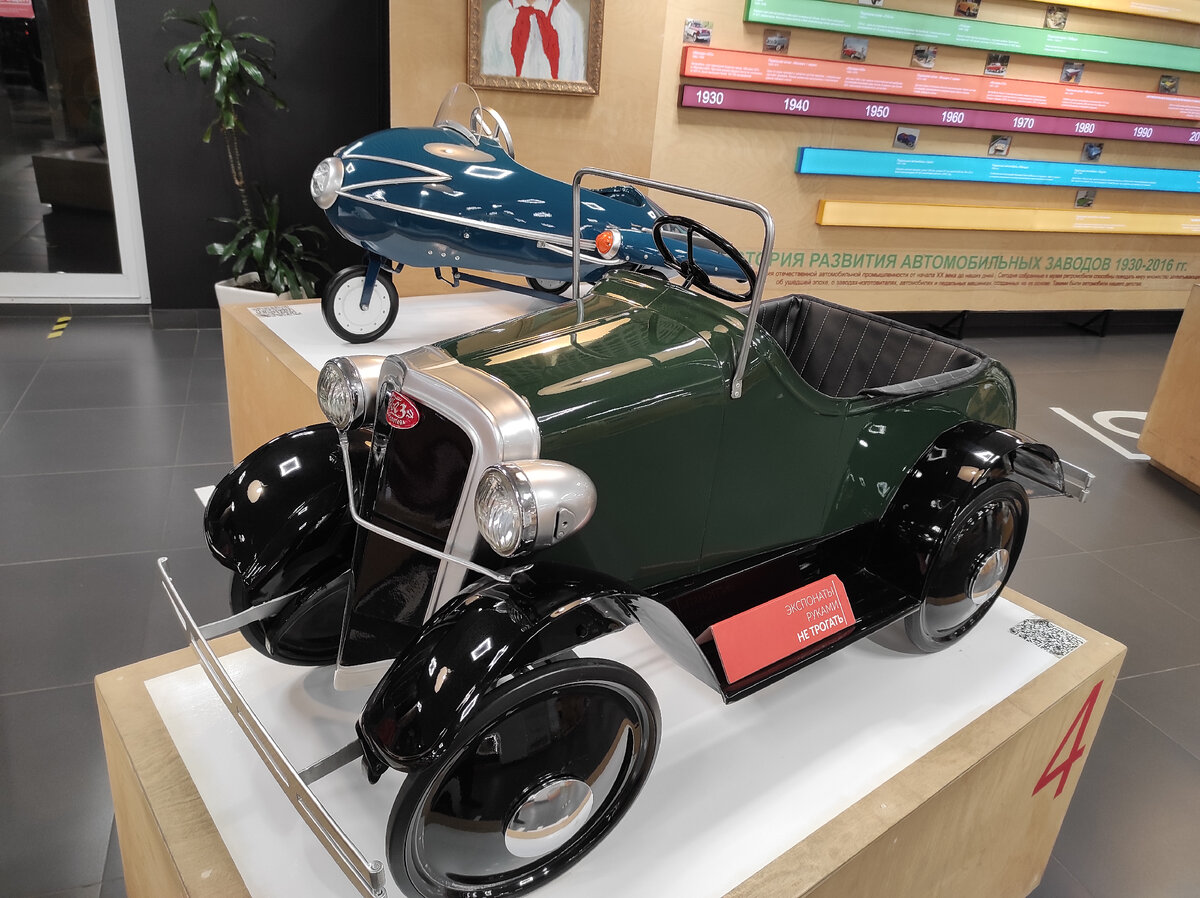 Первая педальная машинка в СССР  "ЗИМ". 1930-е годы.