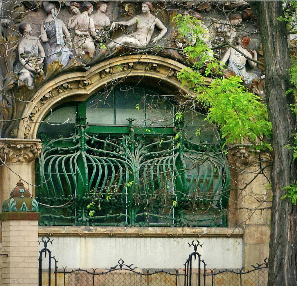 Будапешт,  Villa  Zala, 1899, архитектор Золтан Балинт/Zoltán Bálint  и Лайош Ламбор/Lajos Jámbo, скульптурный декор - Дьердь Зала. 