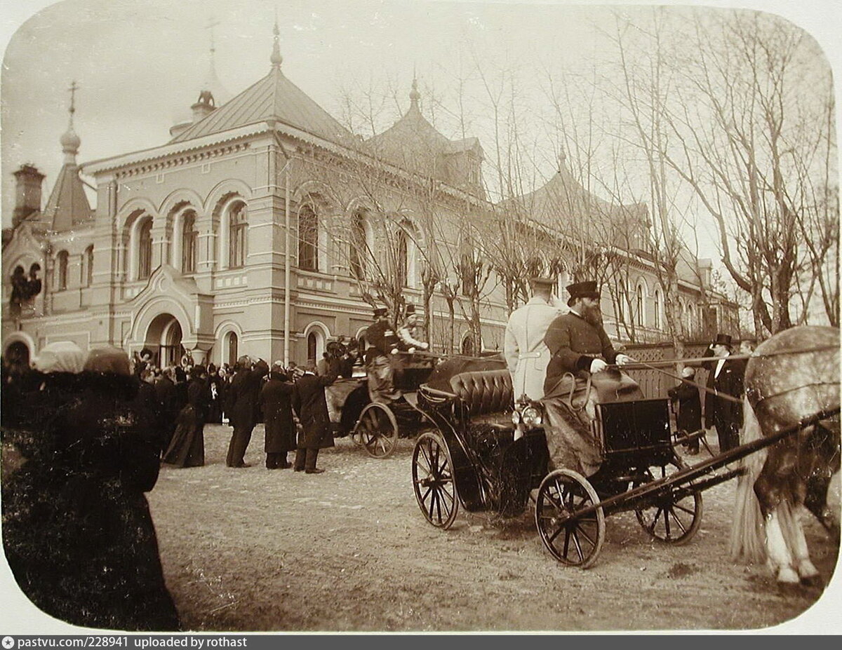 Троицкое подворье, 1900. Даже царская семья сюда приезжала. С сайта www.pastvu.com.