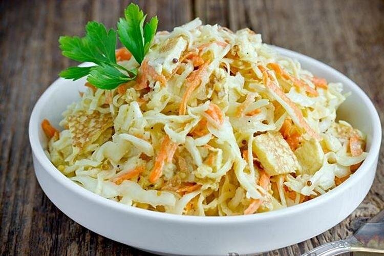 Невероятно вкусный салат из капусты. Рецепт из самых простых продуктов