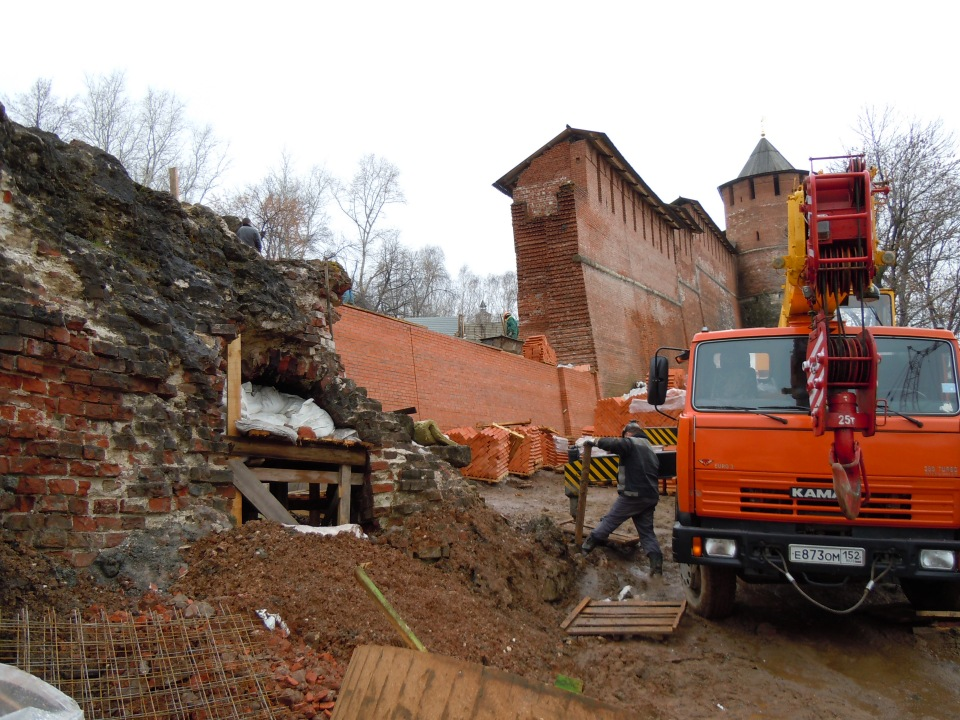  8 января 2012 г. Уже и 2012 год, а бар в Кладовой башне всё живёт. Присмотримся к нему пристальней. У входа видим различные финтифлюшки. Особенно к месту пара урн.-34