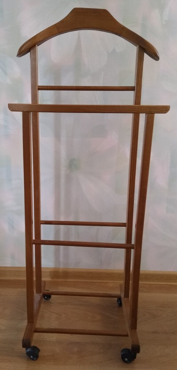 Для тех, кто не знает, что такое напольная вешалка. Это очень удобная вещь!