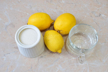 ШАГ 1:
Как сделать лимонный джем? Подготовьте для этого необходимые ингредиенты. Лимоны выбирайте крупные, плотные с гладкой кожурой. У таких лимонов тонкая подкожная прослойка. Если брать бугристые лимоны, то у них очень толстая белая прослойка, а значит в джеме будет много густой горькой мякоти.