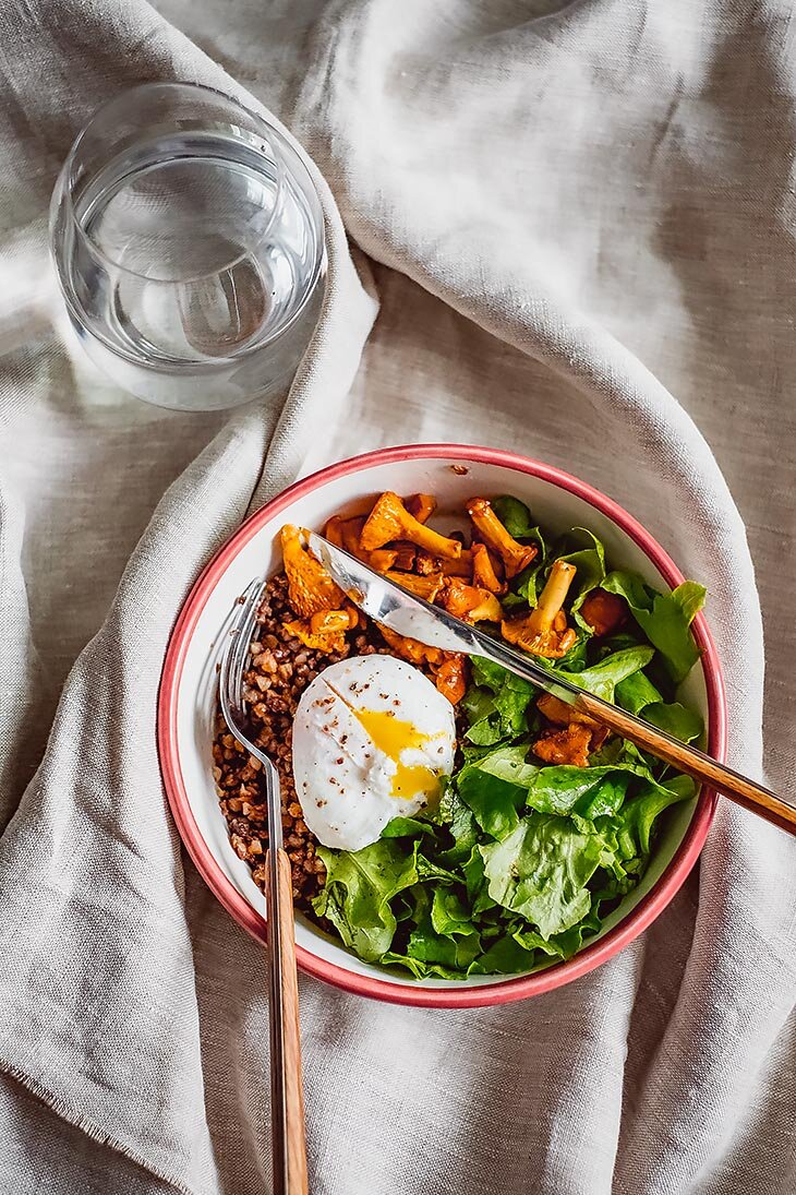 Ингредиенты  1 порции 

Рукола  30 г
Сыр страчателла  80 г
Лисички  40 г
Авокадо  ½ шт
Семена льна  5 г
Оливковое масло  10 мл
Соль  по вкусу
Молотый черный перец  по вкусу
Растительное масло  20 мл