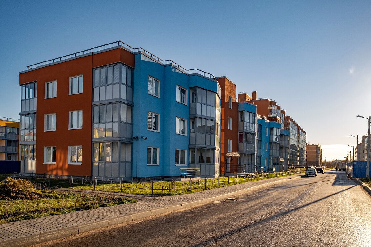 Вот так выглядит ЖК. Честное фото уже построенных корпусов, никаких 3D-моделей :)