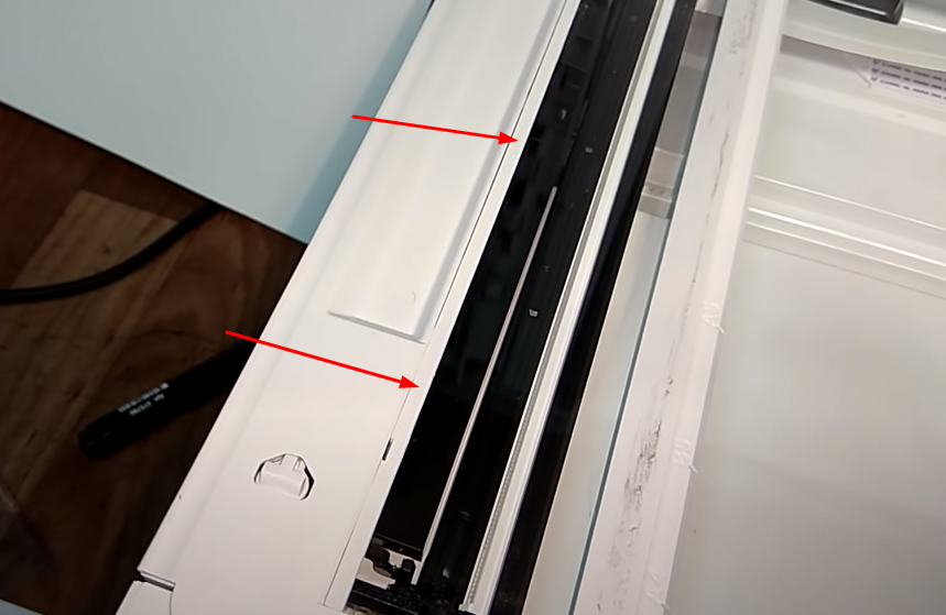 Поддеваем и снимаем прижимную планку