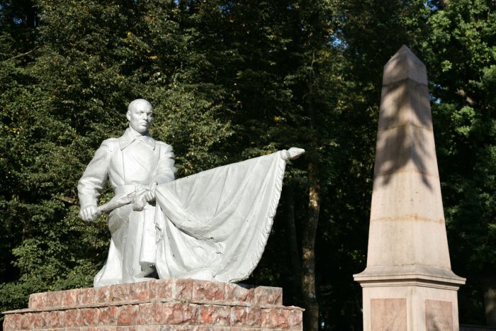 Поселок городского типа красное. Поселок красный Смоленская область памятники. Красный Смоленская мемориал. Красный Смоленской обл памятники 1812. Памятник в Красном Смоленская область.