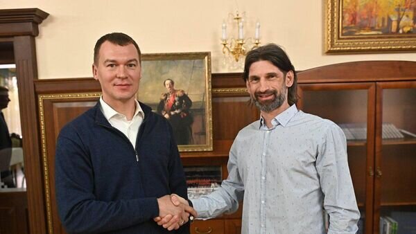    Роман Шаронов (справа)© Фото : Пресс-служба "СКА-Хабаровск"