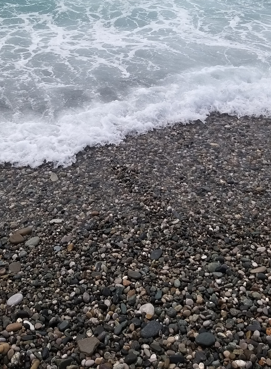 И такие волны сносят с ног. Тем более на гальке))