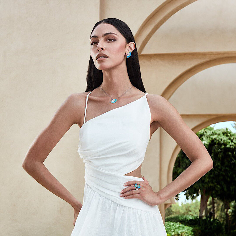 На фото: серьги, колье и кольцо Garrard Fanfare Symphony из белого золота с бриллиантами, бирюзой и аквамаринами