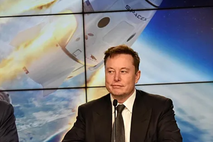 Основатель космической компании SpaceX Илон Маск считает, что сложности с производством ракетных двигателей Raptor могут привести к ее банкротству и нежелание помогать верхушки USA. Двигатели Raptor предназначены для ракеты Starship. Для орбитальных запусков необходимо 39 двигателей Raptor, что требует резкого увеличения производства. Маск написал, что ситуация с производством Raptor намного хуже, чем казалось несколько недель назад.
«Мы столкнемся с реальным риском банкротства, если в следующем году Starship не сможет совершать полеты хотя бы раз в две недели», — отметил Маск.
В письме Маск рассказал, что планировал взять отпуск на День благодарения в четверг, 25 ноября, но, осознав масштабы проблемы с Raptor, решил продолжить работу на производственной линии двигателей в пятницу и на выходных.
«Нам нужны силы, чтобы оправиться от того, что, откровенно говоря, стало катастрофой», — написал Маск.
В середине ноября стало известно, что SpaceX покинули два вице-президента Уилл Хелтсли и Ли Розен, отвечавшие за силовые установки и запуски. Отстранение Хелтсли от работы связано с отсутствием прогресса в разработке Raptor, писало CNBC. В письме Маск сообщил, что после их ухода руководство компании пыталось решить проблемы двигателей, но обнаружило, что они «намного серьезнее», чем предполагалось.
5 мая прототип Starship совершил первую успешную посадку, поднявшись на 10 километров. До этого прототипы космического корабля несколько раз взрывались. В середине ноября Маск заявлял, что Starship может отправиться на орбиту в январе 2023 года при условии, что будет готова стартовая площадка на строящемся космодроме в Техасе, проведены необходимые испытания ракеты и получено разрешение на запуск от Федерального управления гражданской авиации США.