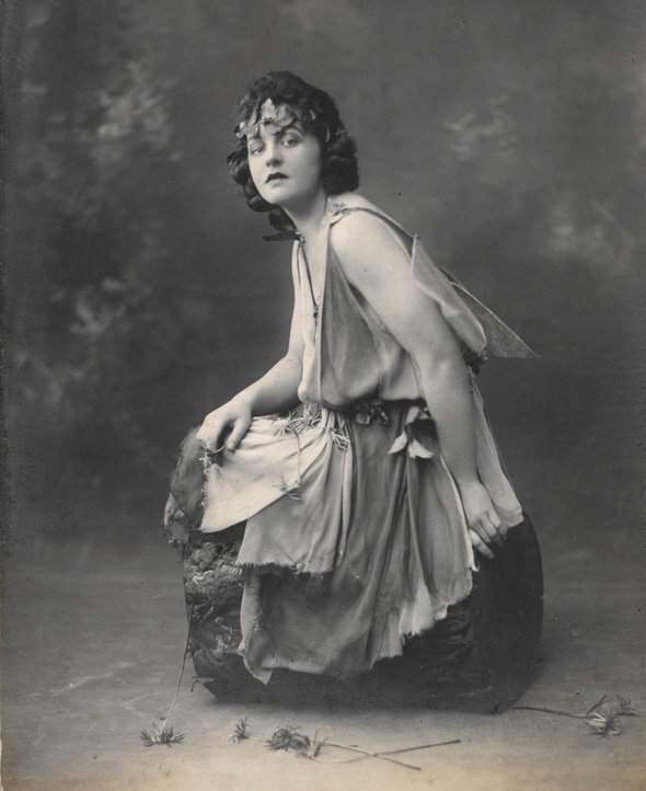    Памела Линдон Трэверс в роли Титании, 1924 год