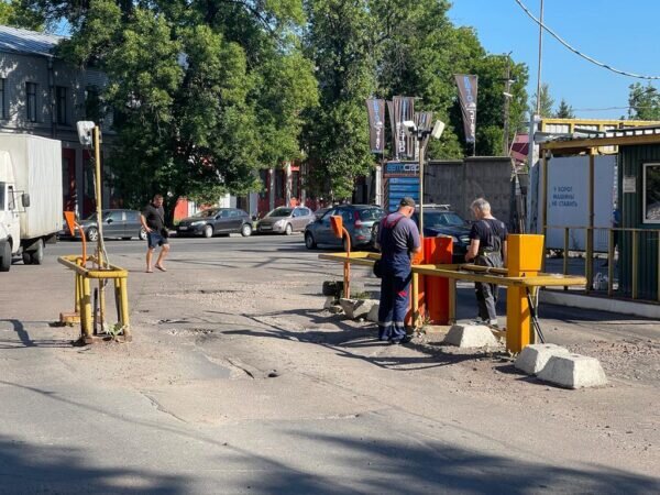 Демонтаж шлагбаумов на въезде на территорию бывшего завода «Арсенал» начали 15 августа утром
