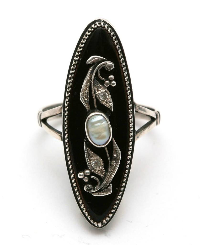 Кольцо из серебра с горячей эмалью и накладкой в виде ажурного растительного орнамента с натуральной белой жемчужиной