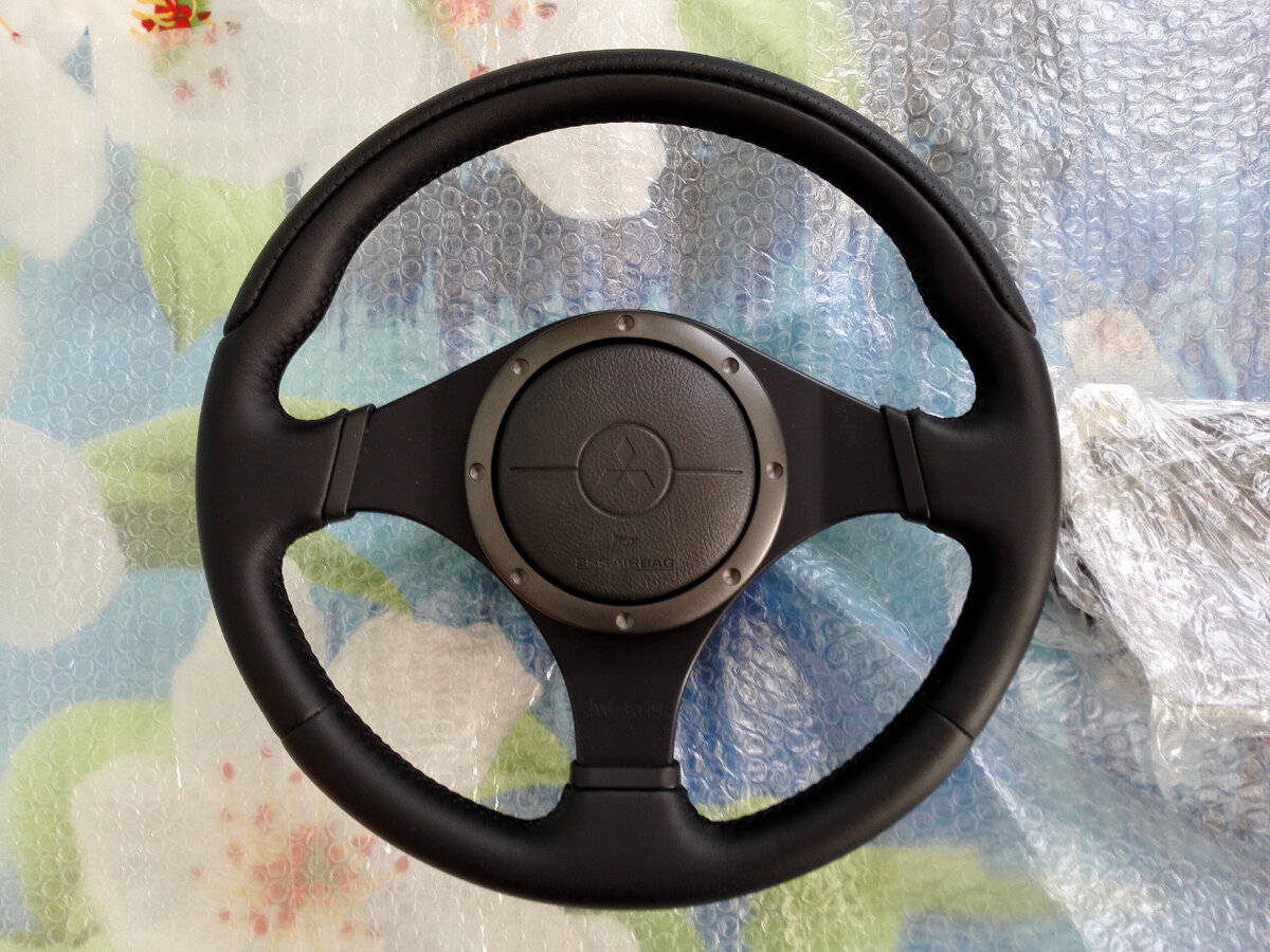 Заводской руль Momo от Lancer Evolution IX