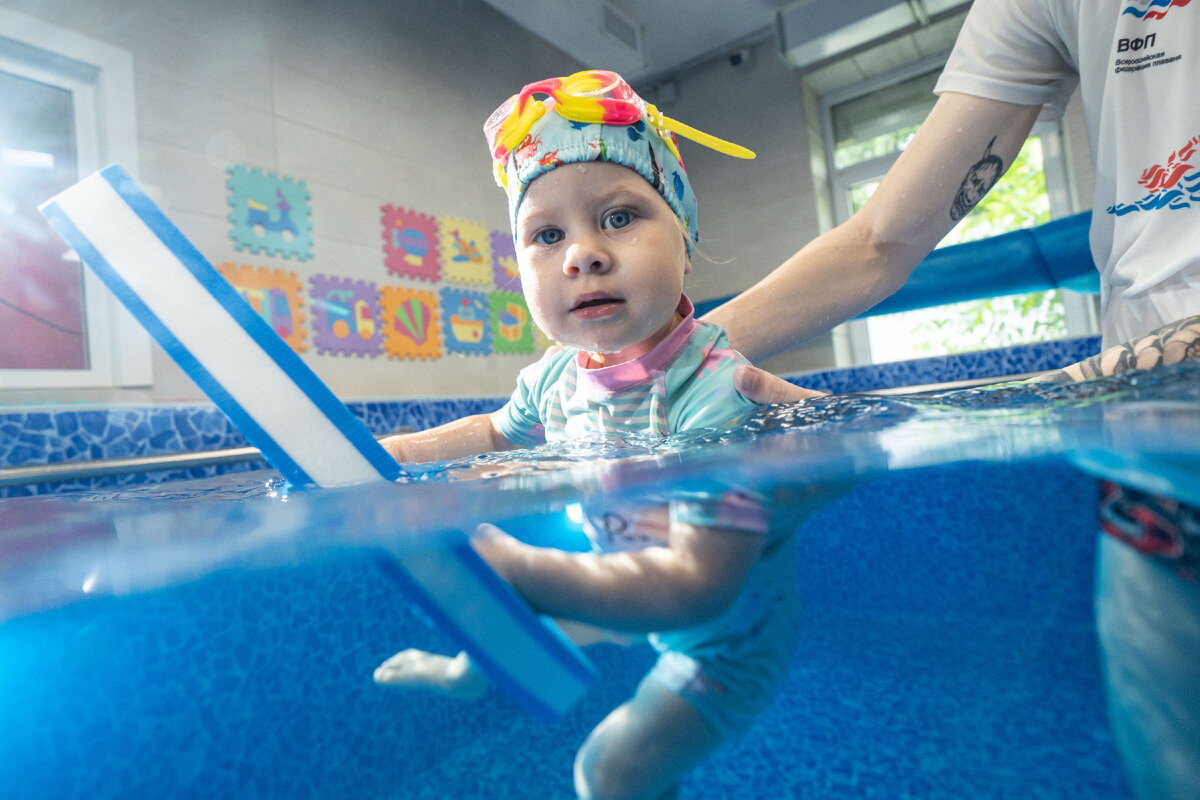 Поговорите с ребенком и выясните почему он боится воды, с чем это связано