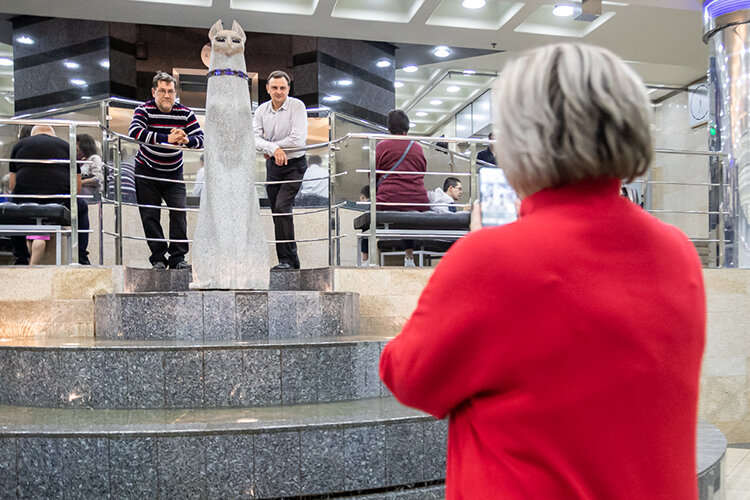    Вопреки стереотипам, на концерт пришли взрослые семейные люди: женщины в вечерних платьях, мужчины в свитерах или костюмах