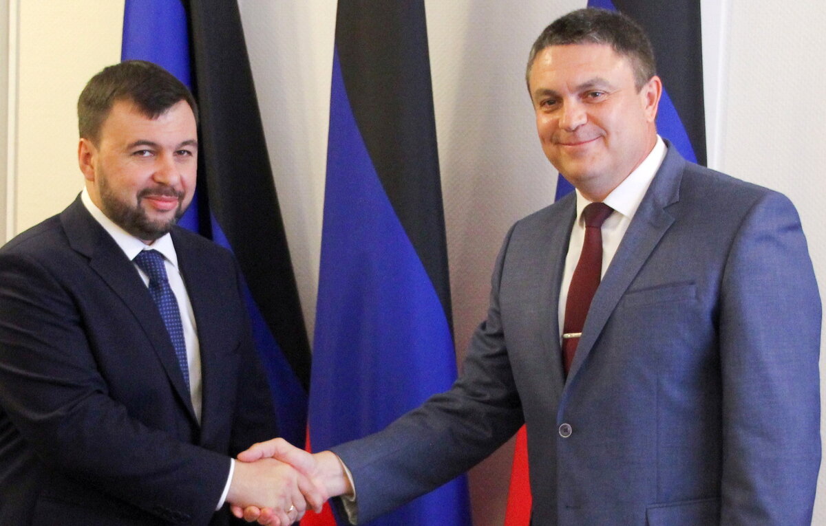    Врио главы ДНР Денис Пушилин и врио главы ЛНР Леонид Пасечник  Валентин Спринчак/ТАСС