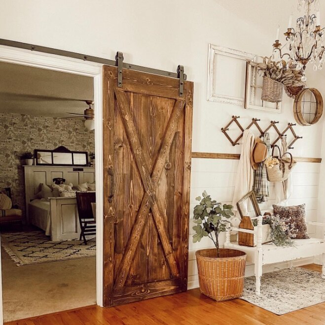 Фермерский дом с белым интерьером и винтажным декором в Северной