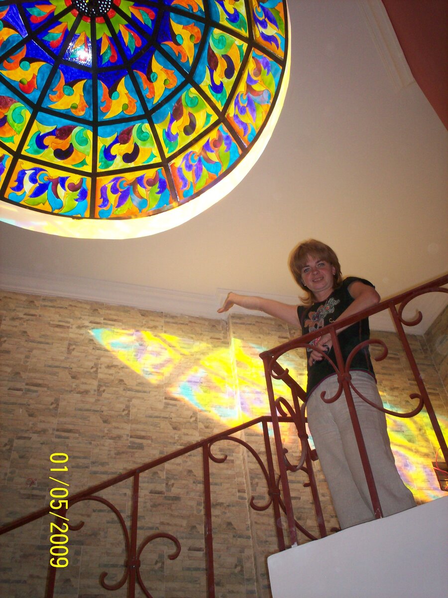 Это я в Египте под стеклянным куполом из витражей, которые я сама рисовала. А на стене - солнечные лучи, проходящие через этот купол. Вот точно такие витражи и краски я видела на химиотерапии!