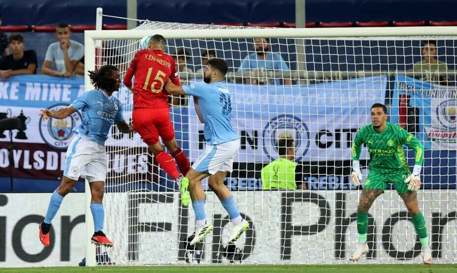    Форвард «Севильи» Юссеф Эн-Несири отправляет мяч в ворота Эдерсона. Фото: Reuters