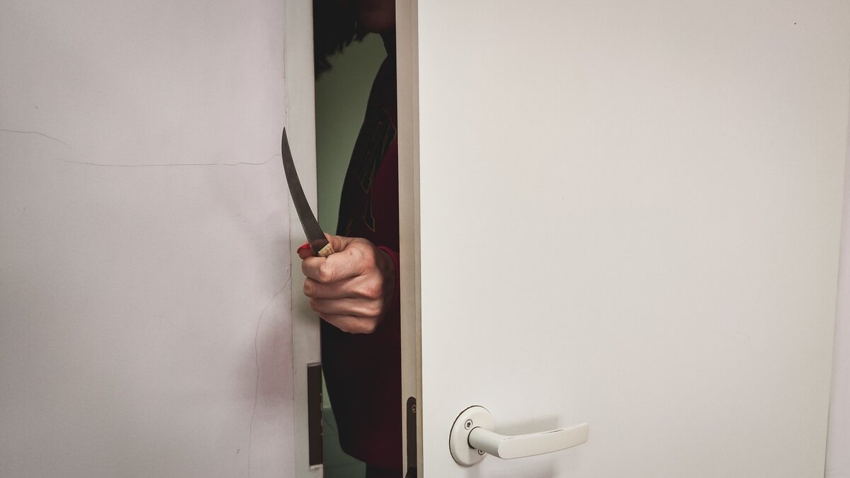     В середине июня мужчина ворвался в магазин с кухонным ножом и начал требовать деньги.