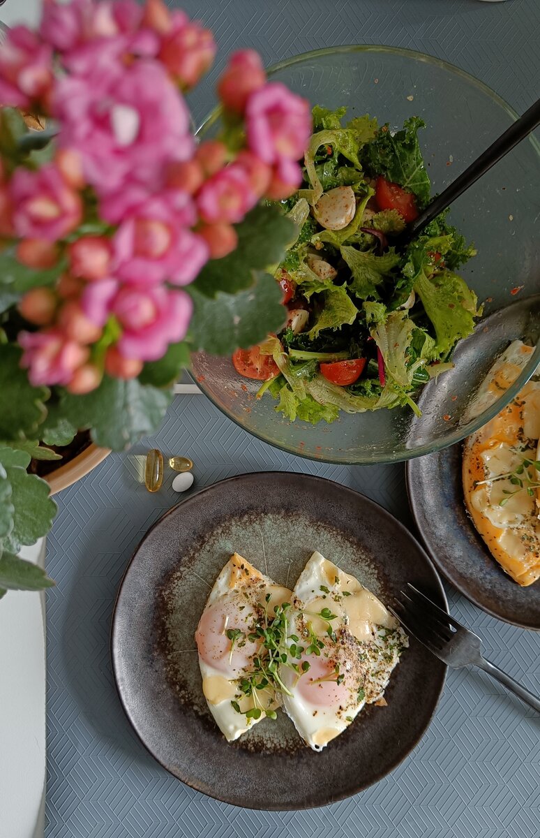 Яичница с сыром и микрозеленью, салат из рукколы, кейла, листьев салата, черри и моцареллы, заправленный оливковым маслом и соком лимона 