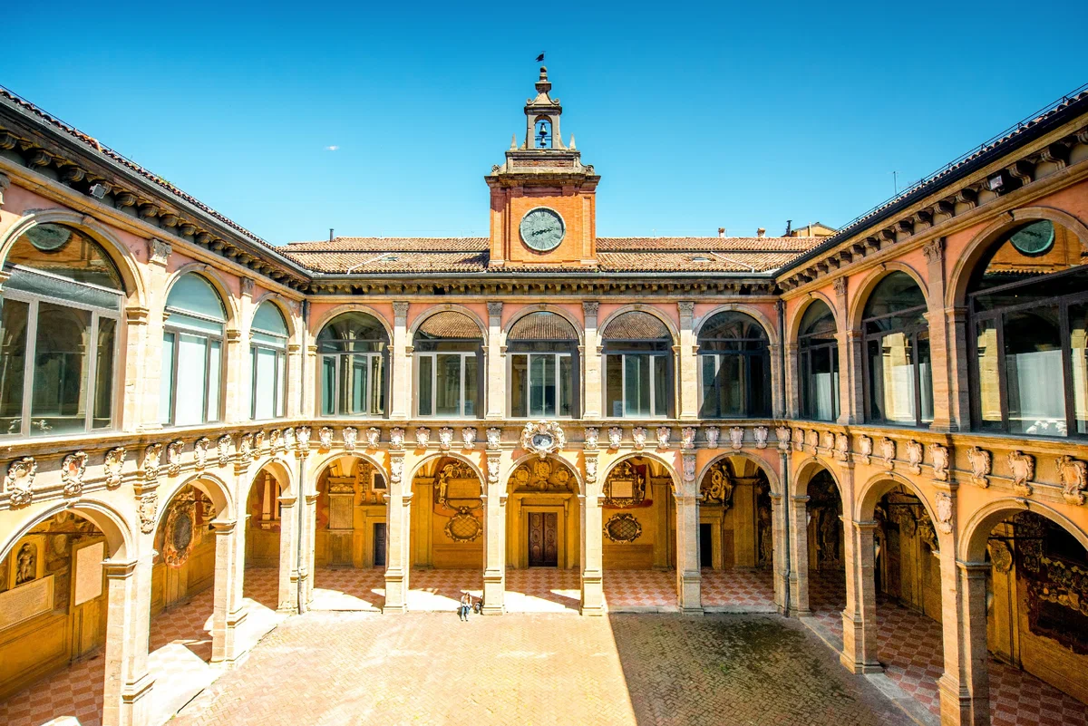 Bologna university. Болонский университет (Италия, Болонья). Болонский университет (University of Bologna). Болонский университет Италия 1088. Университет в Болонье в средние века.