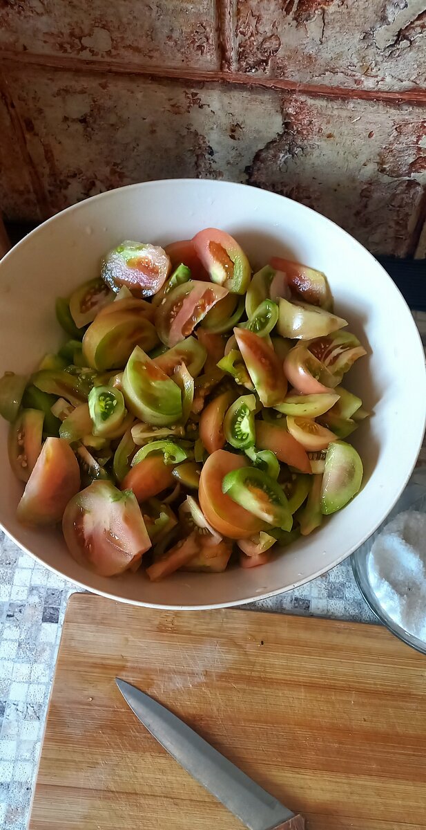 Помидоры пересыпанные солью.