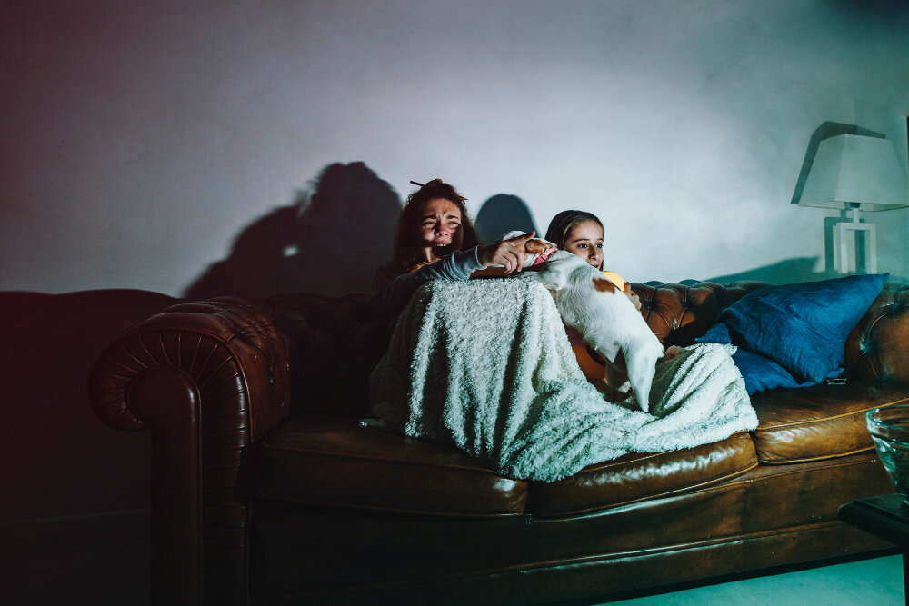 Причиной развития фобии может стать даже увиденный по телевизору фильм об ужасах (Источник изображения: freepik.com)