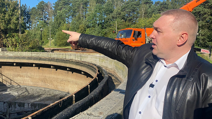 На фото: руководитель обнинского филиала РИР Алексей Бобырь показывает, что сделано на очистных