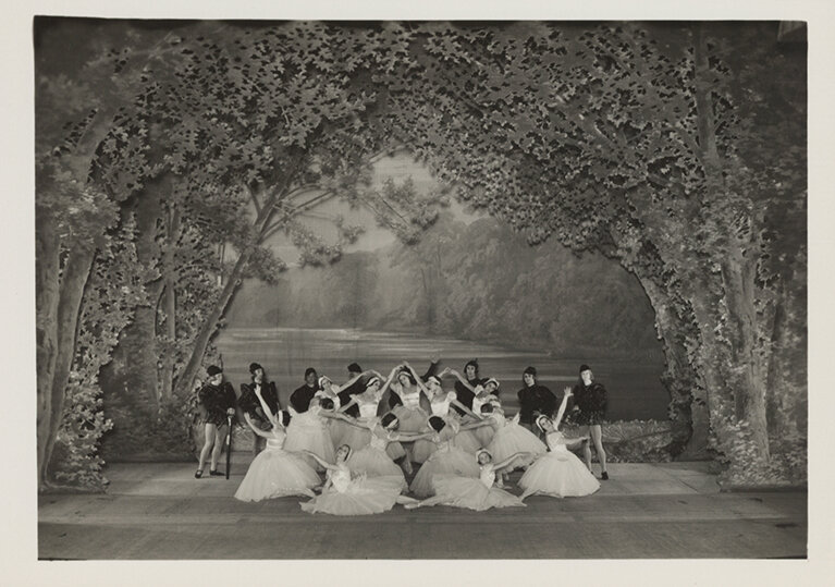 Балет «Лебединое озеро» в постановке Михаила Фокина.  
Library of Congress
