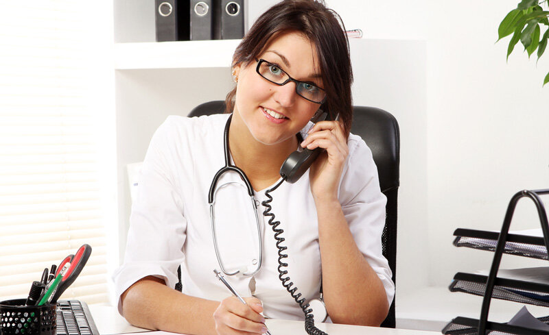 Врач звонит. Медсестра с телефонной трубкой. Телефон медсестры. Медсестра с телефонной трубкой. Телефон медсестры.