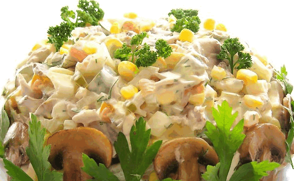 Салат с жареными грибами и курицей