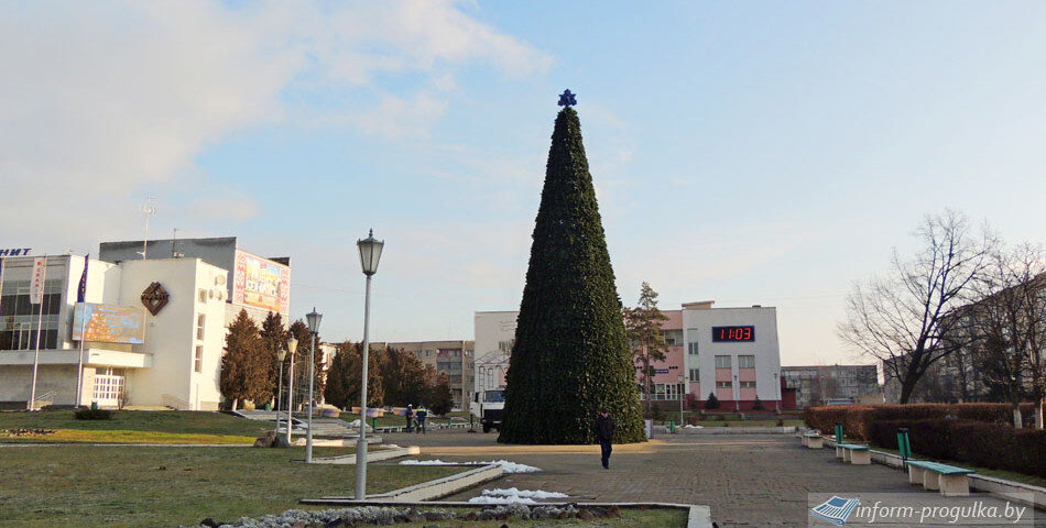 На площади ДК «Гранит» установили главную ёлку Микашевичей  / Фото: Галина Самуйлик.