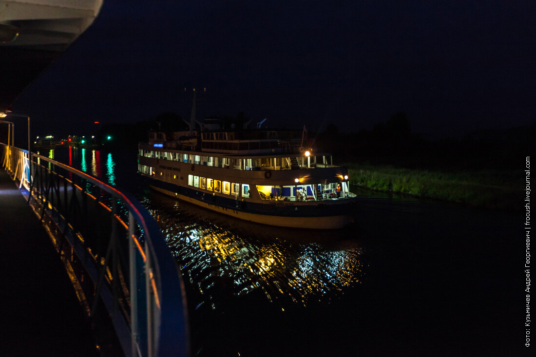 Теплоход круизный лайнер. Прожектор на корабле. Четырёхпалубный теплоход — «семён будённый». На освещенном мощными огнями теплоходе. Саратов теплоход волга ночью.