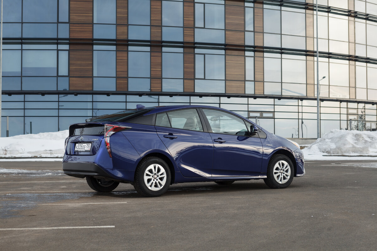 Кстати, при всей апатии со стороны российских автомобилистов к Приусу, продвинутые японцы обеспечили в 2016 году “гибриду” неплохие продажи - порядка 250 000 проданных авто. А уж кому, как не им, разбираться в гаджетах. 