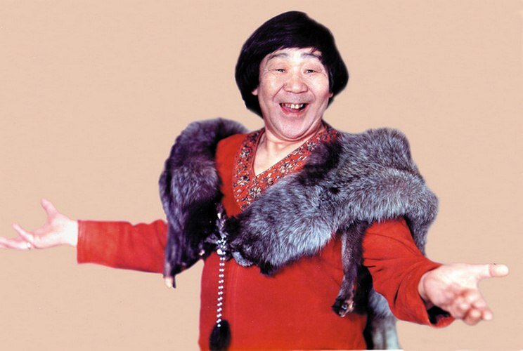 История жизни этого человека уникальна. Кола Бельды, возможно, и не  ставил перед собой такой цели, но доказал, что при желании можно  добиться многого, достичь самых высоких вершин. Он рано  потерял родных, узнал холод интернатов, пережив нервное потрясение, стал  заикаться. Может быть, отчаянность, жившая в этом мальчишке, и стала  подмогой? Приписав себе два лишних года, Кола сбежал на фронт и стал  юнгой Тихоокеанского флота. Он участвовал в боевых действиях за  освобождение Кореи, награжден орденом Отечественной войны II степени,  медалями. А потом в его жизни был ансамбль песни и пляски Тихоокеанского  флота, учеба в музыкальном училище, которое он закончил экстерном,  снова служба на флоте. 
  