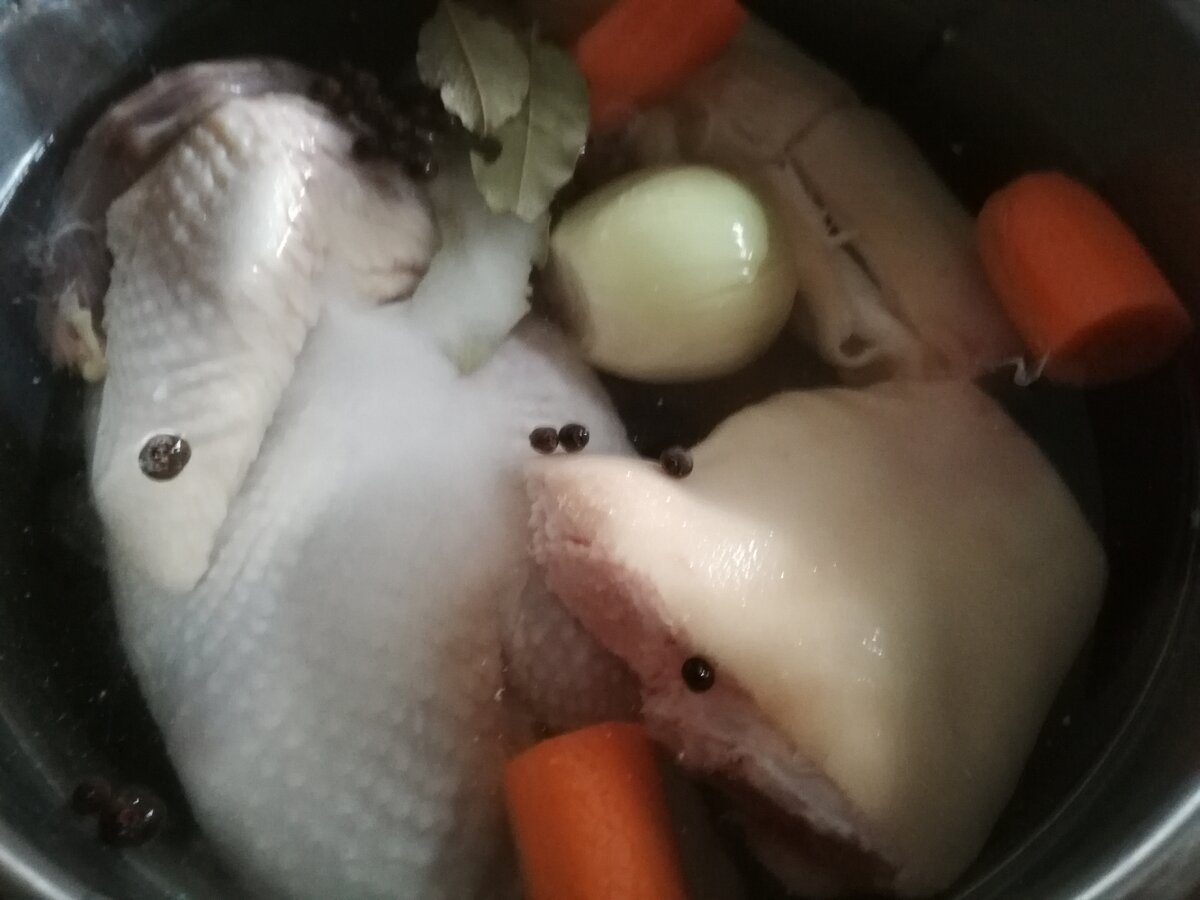 Холодец - это традиционное блюдо на новогоднем столе, поэтому оно должно быть приготовленно правильно. Я научу вас, как правильно приготовить холодец.