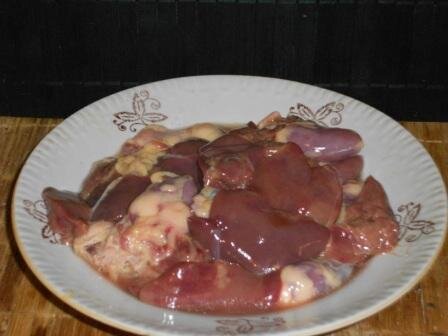 
Морковку натрите или порежьте мелко, лук нарежьте любой формы.