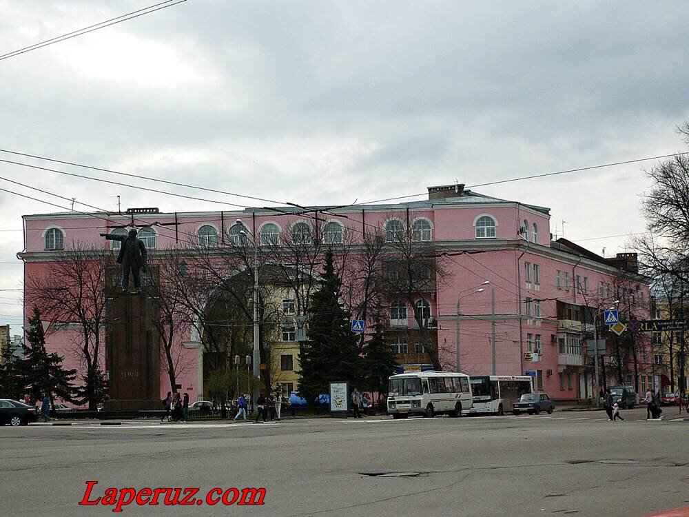 Дом с аркой ярославль. Дом с аркой на красной площади в Ярославле. Дом с аркой на проспекте Ленина Ярославль. Советская 21 Ярославль. Дом с аркой Ярославль Легенда.