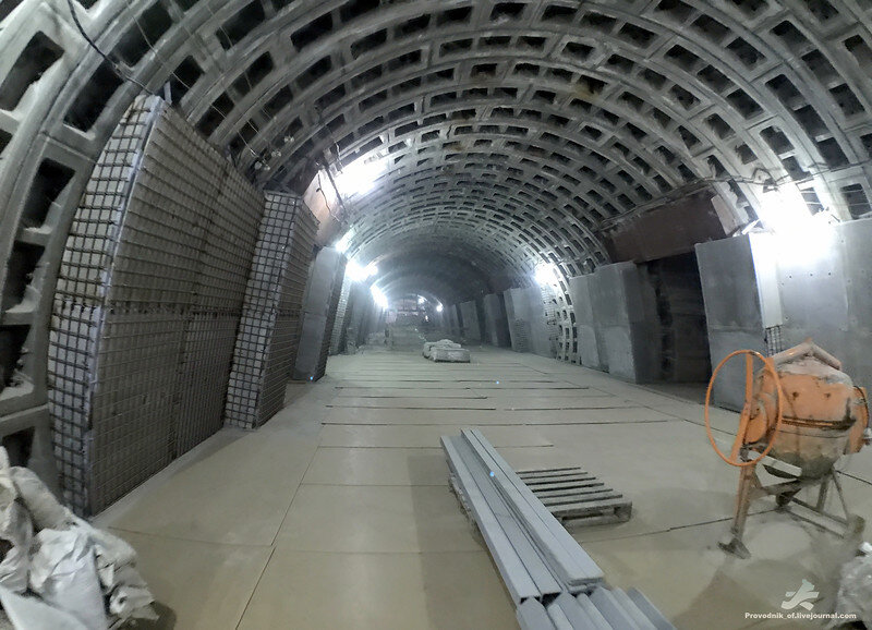 1. Станция "Проспект Славы":
Центральный зал:

А так, он выглядел в конце 2017 года. В начале 2018 года начали отделку стен центрального зала мрамором.

