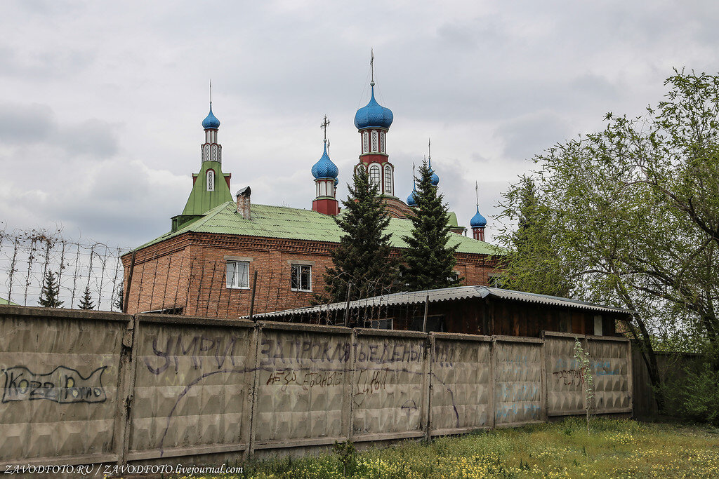 Церковь черногорск. Храм Рождества Пресвятой Богородицы Черногорск. Деревня Черногорска Хакасия. Памятник в Черногорске Церковь. Черногорск Калинина Церковь.