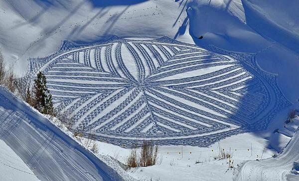   Британскому картографу Саймону Беку шестьдесят два года, четырнадцать из которых он посвятил необычному хобби – вытаптыванию на снегу удивительных гигантских картин.-2