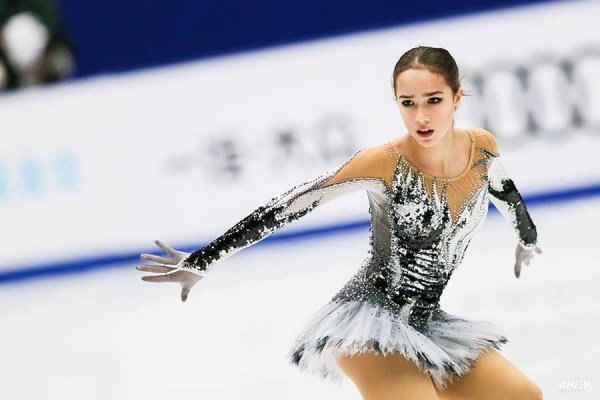 В короткой программе "Черный лебедь" в этом сезоне Алина выступает в платье-пачке бело-серого цвета, которое при движении очень интересно меняет цвет. 