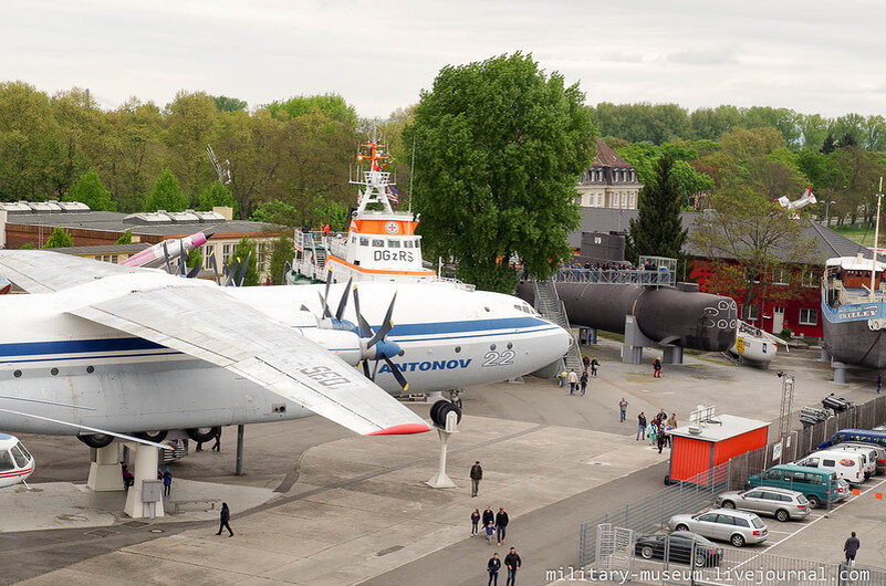 1. Вид на основные  экспонаты Музея техники в Шпайере -  Ан-22 и подводную лодку U 9. Фото  сделано с лестницы, ведущей на борт Boeing 747
