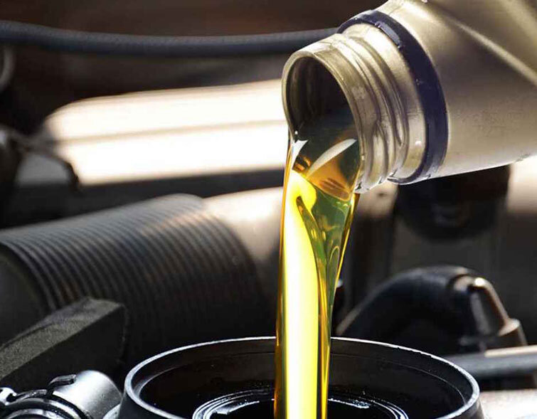 Смешивать моторные масла. Машинное масло. Смешивать моторные. Смешение моторных масел. Доливка масла.
