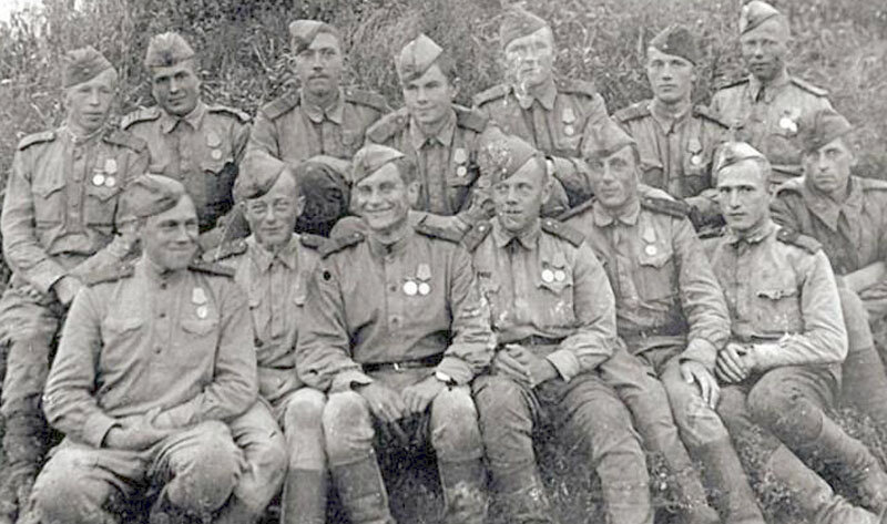 Никулин (верхний ряд, третий слева) с боевыми товарищами