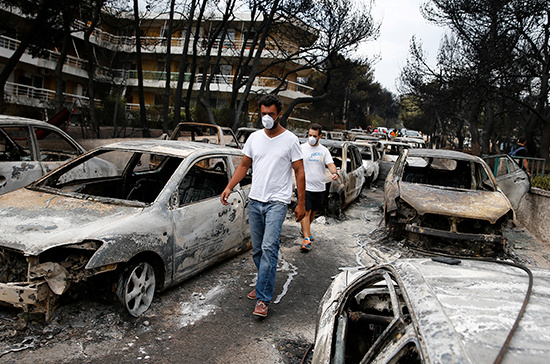 СЕЙЧАС В АФИНАХ ЗАПАХ ДЫМА УЖЕ НЕ ЧУВСТВУЕТСЯ. ФОТО: REUTERS/COSTAS BALTAS