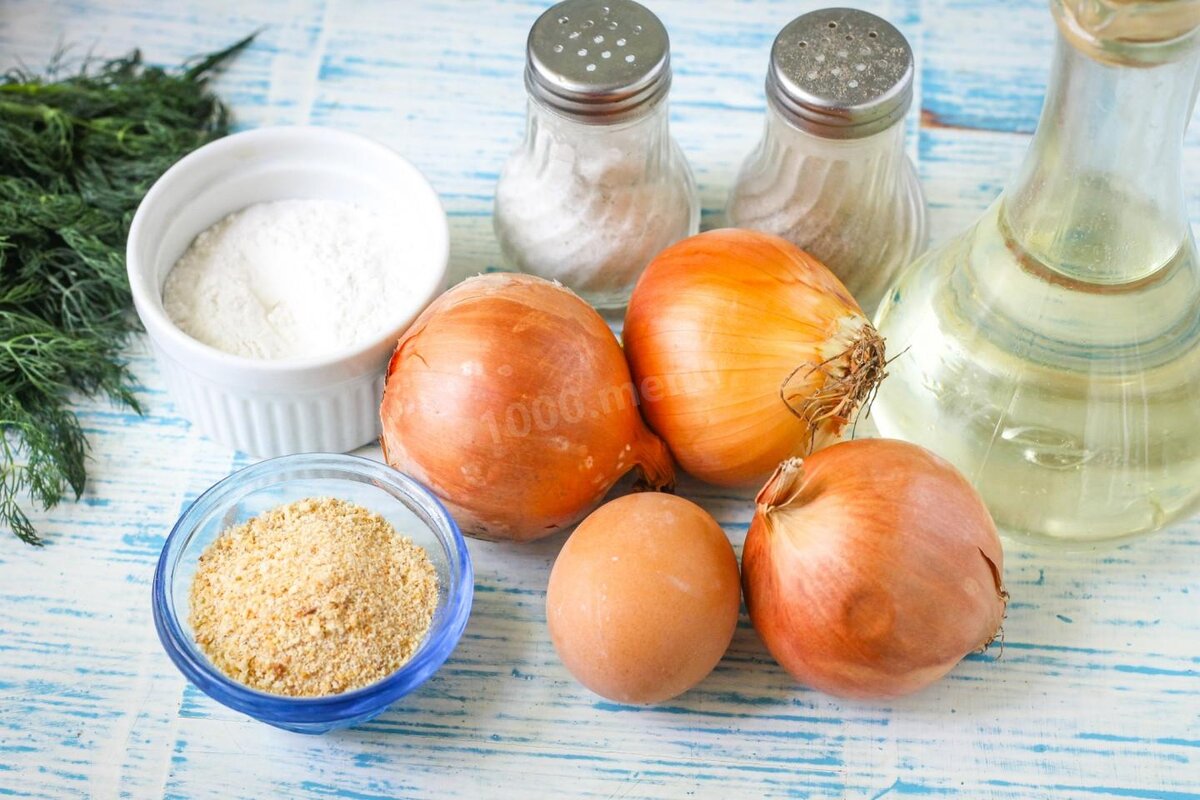 Подготовить указанные продукты. Лук использовать репчатый или лук-порей, но только белую его часть. Панировочные сухари допустимо заменить измельченными в крошку чипсами любого сорта.